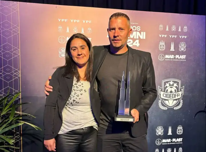 Marcelo Rodríguez junto con Anahí Figueroa en la entrega de premios.