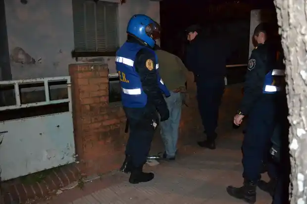 Detuvieron a un joven que intentó robar cinco garrafas de un comercio