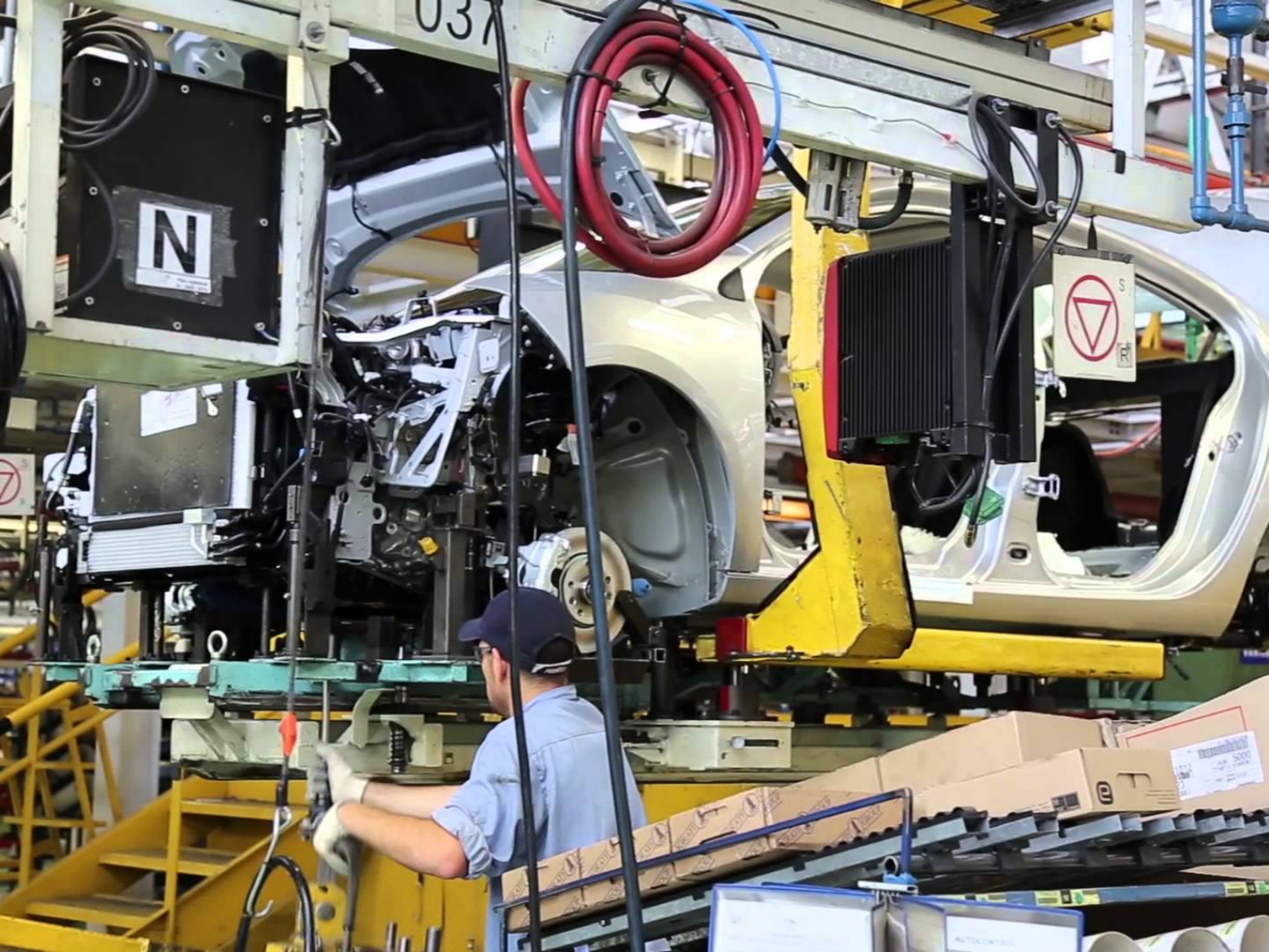Dos automotrices suspenden empleados por la abrupta caída de ventas en el mercado interno