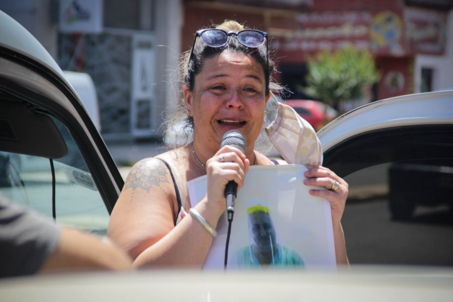 pstrongemLa hija del enfermero Héctor Mussoud, fallecido días atrás por Covid-19, expresó unas palabras. Fue el momento más emotivo del acto/em/strong/p