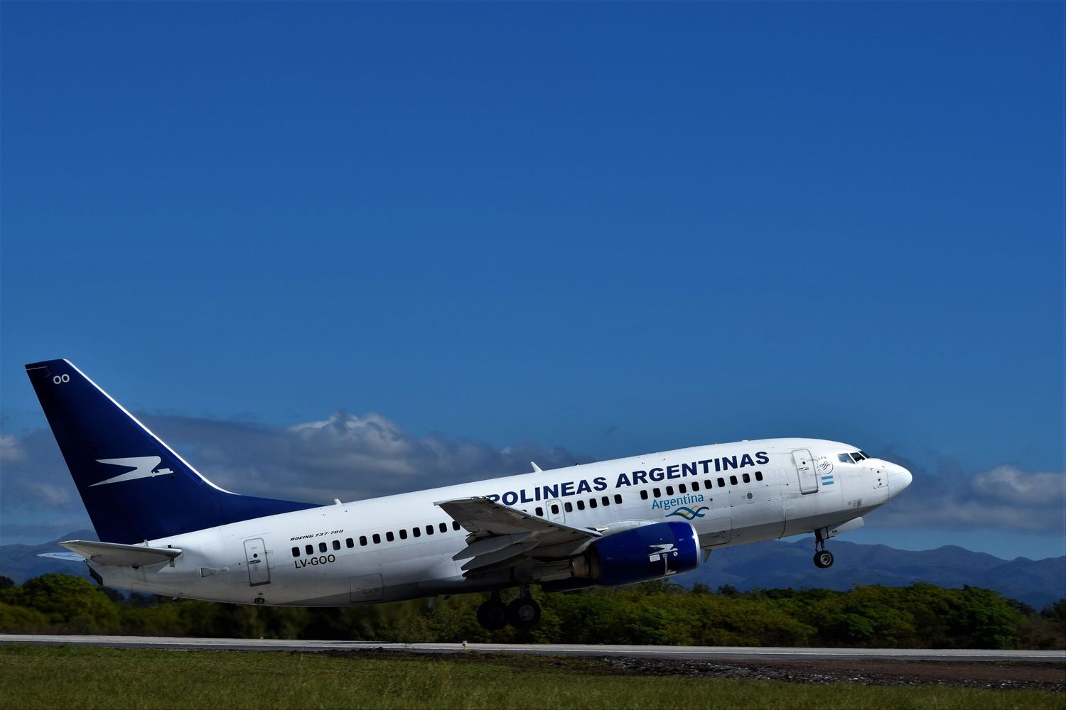 El Boeing 737-700 de Aerolíneas Argentinas se traslada a FAdeA para recibir el esquema retro