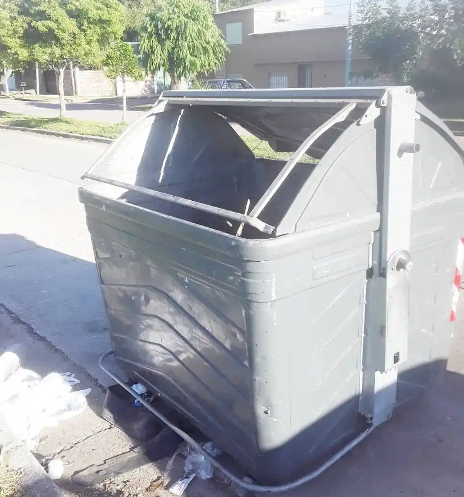 Vandalizan contenedores de residuos