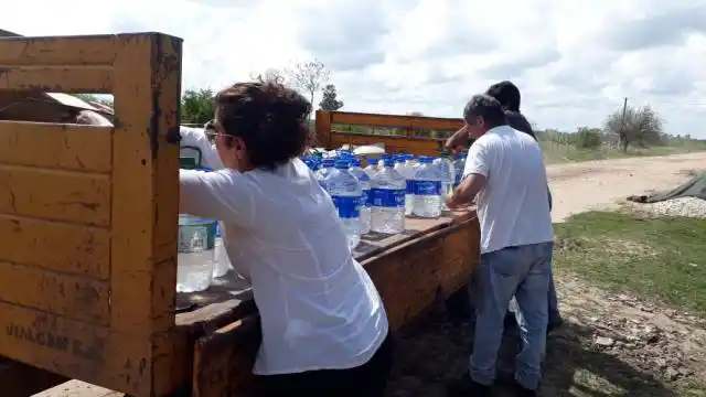 El municipio continúa con el reparto de agua, lavandina y pastillas potabilizadoras