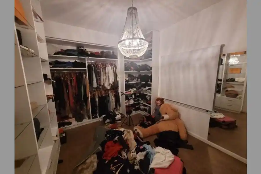 El lujoso vestidor de la modelo imputada por lavado de dinero.