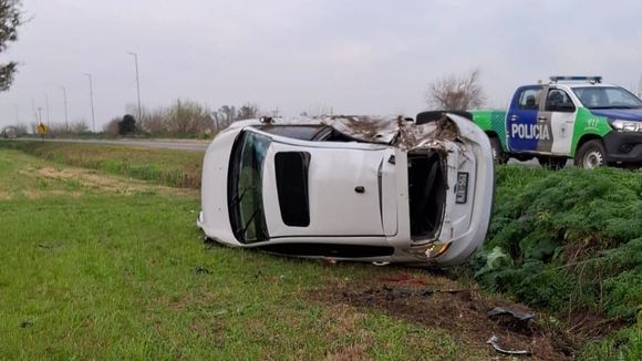 Accidente en la Ruta 188: volcó un auto y su conductor fue hospitalizado en San Nicolás