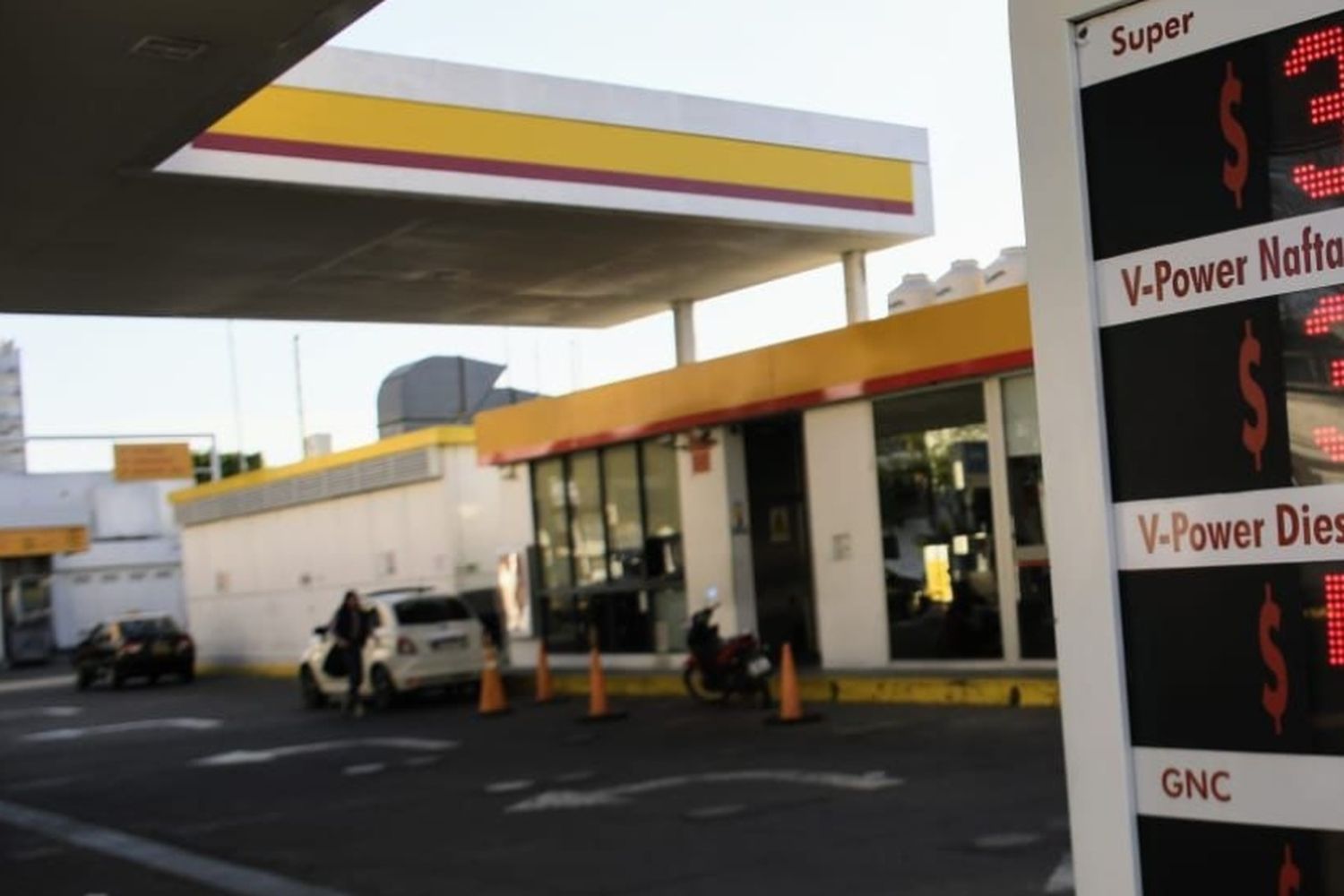 Aumento de combustibles: a cuánto quedó el litro de nafta y gasoil