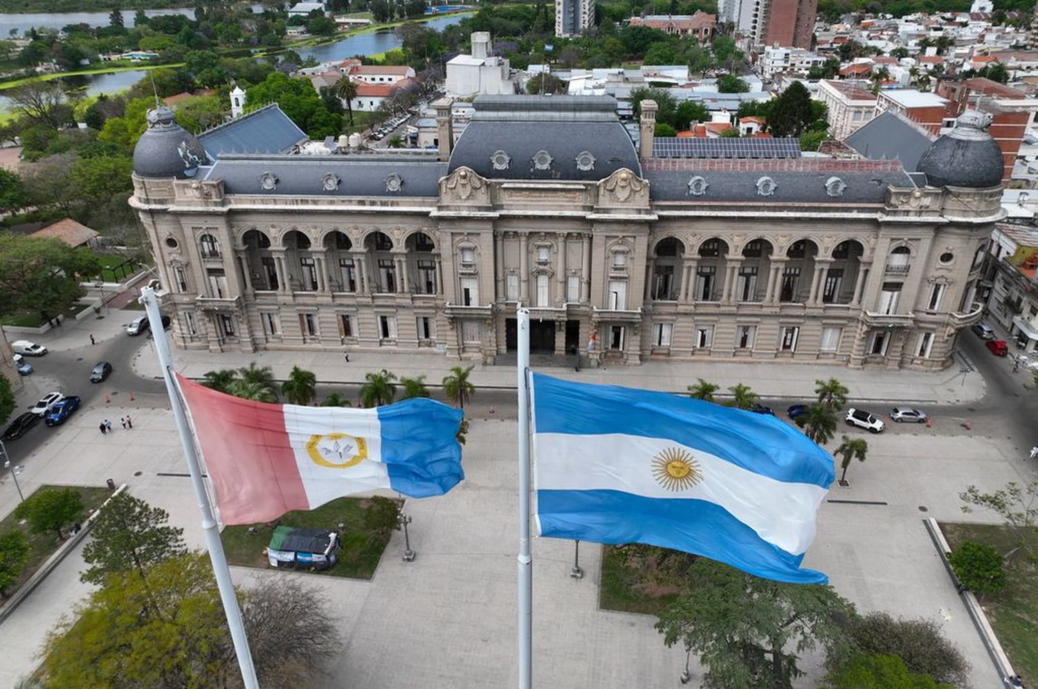 Uno de los casos más resonantes fue el de la provincia de Chubut, donde el gobernador electo, Ignacio Torres, directamente advirtió que no va a poder pagar los aguinaldos debido a que la rebaja del Impuesto a las Ganancias le restó fondos de coparticipación.