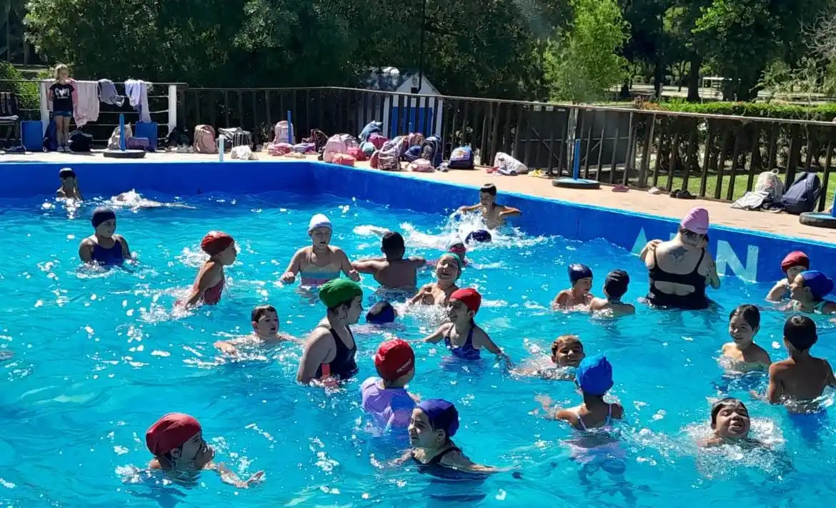 Escuelas Abiertas en Verano 2026: jornada de pileta y actividades acuáticas para estudiantes de Chascomús