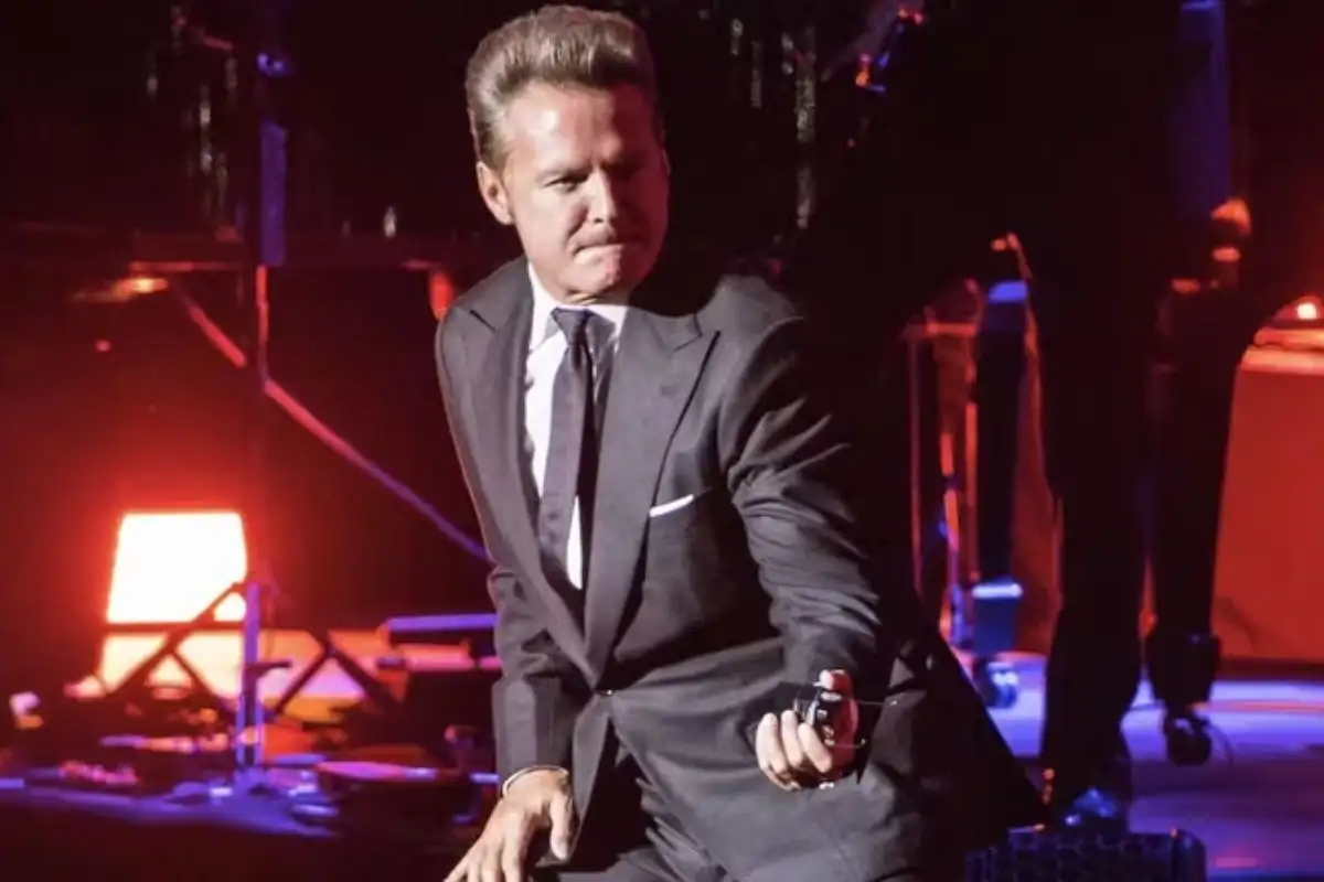 Durante su quinto concierto en la Arena Ciudad de México, Luis Miguel, protagonizó un inesperado momento cuando sufrió una caída en el escenario