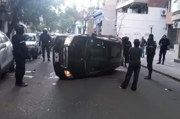 Perdió el control de su auto, chocó a otros dos vehículos estacionados y y volcó en pleno centro