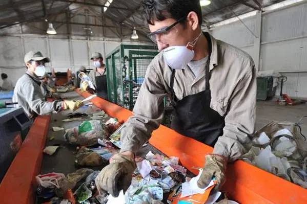 Hipermercados, shoppings y hoteles deberán clasificar la basura