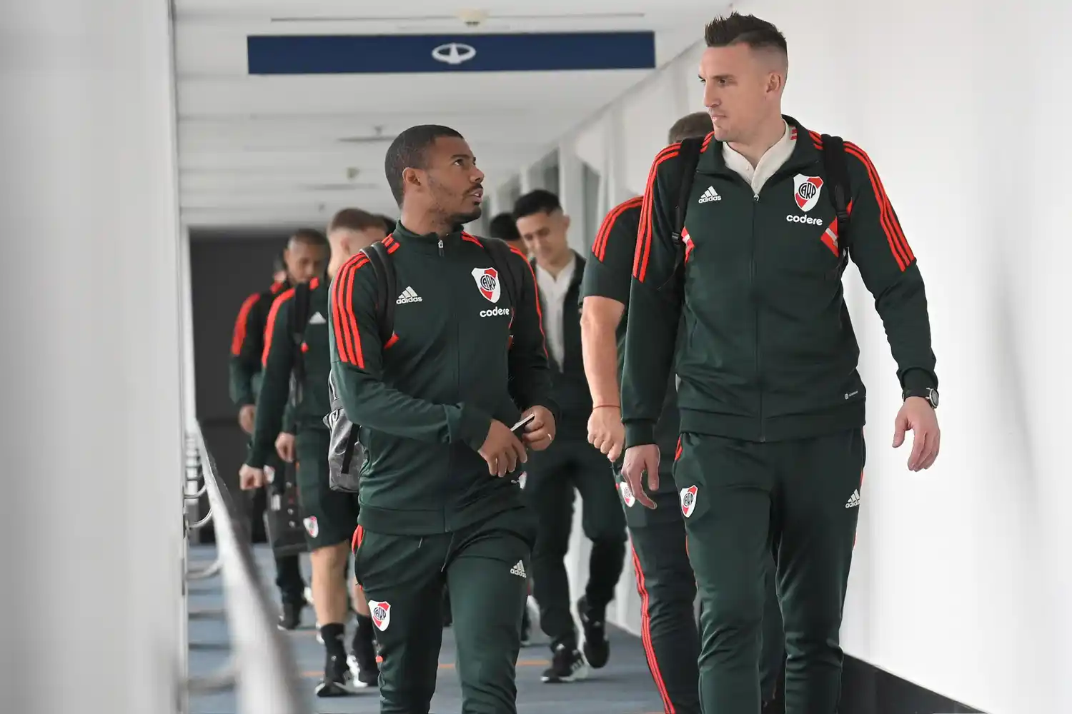 De la Cruz y Armani, ayer antes del vuelo.