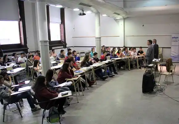 Dictan un curso abierto de matemáticas para futuros alumnos universitarios  