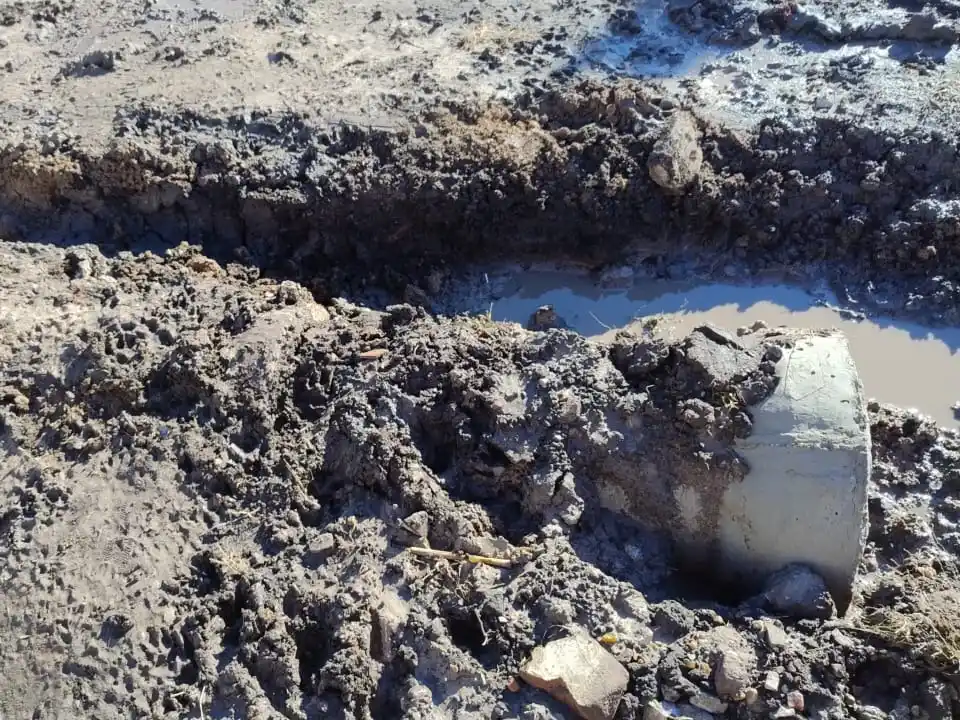 Vecinos reclaman que los arreglos en las calles se rompen por falta de material