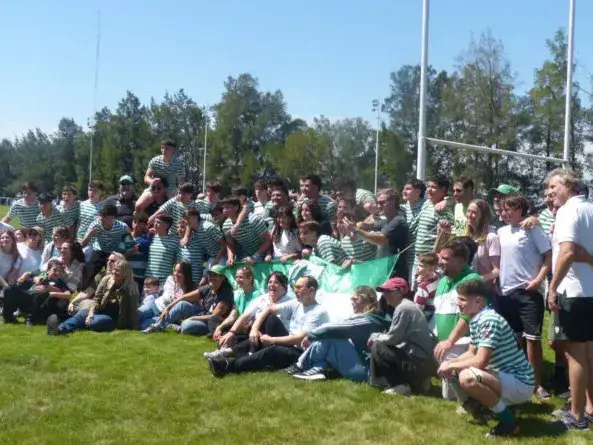 La M16 del CRAR celebró el título en el Dos Orillas de rugby juvenil. Foto: