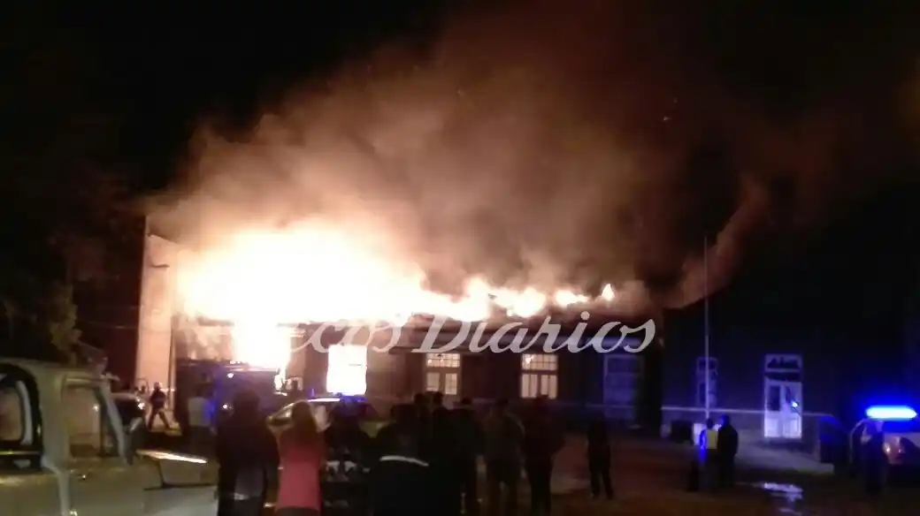 Un incendio devoró la estación de tren de Quequén