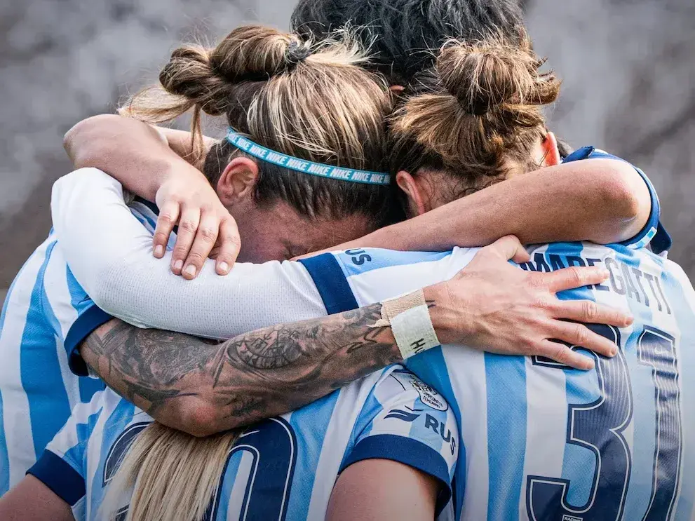 Rcaing hace hostoria poniendo el nombre d elas jugadores en las camisetas del plantel campeón de Primera del fútbol femenino de Argentina. Foto: Racing Club