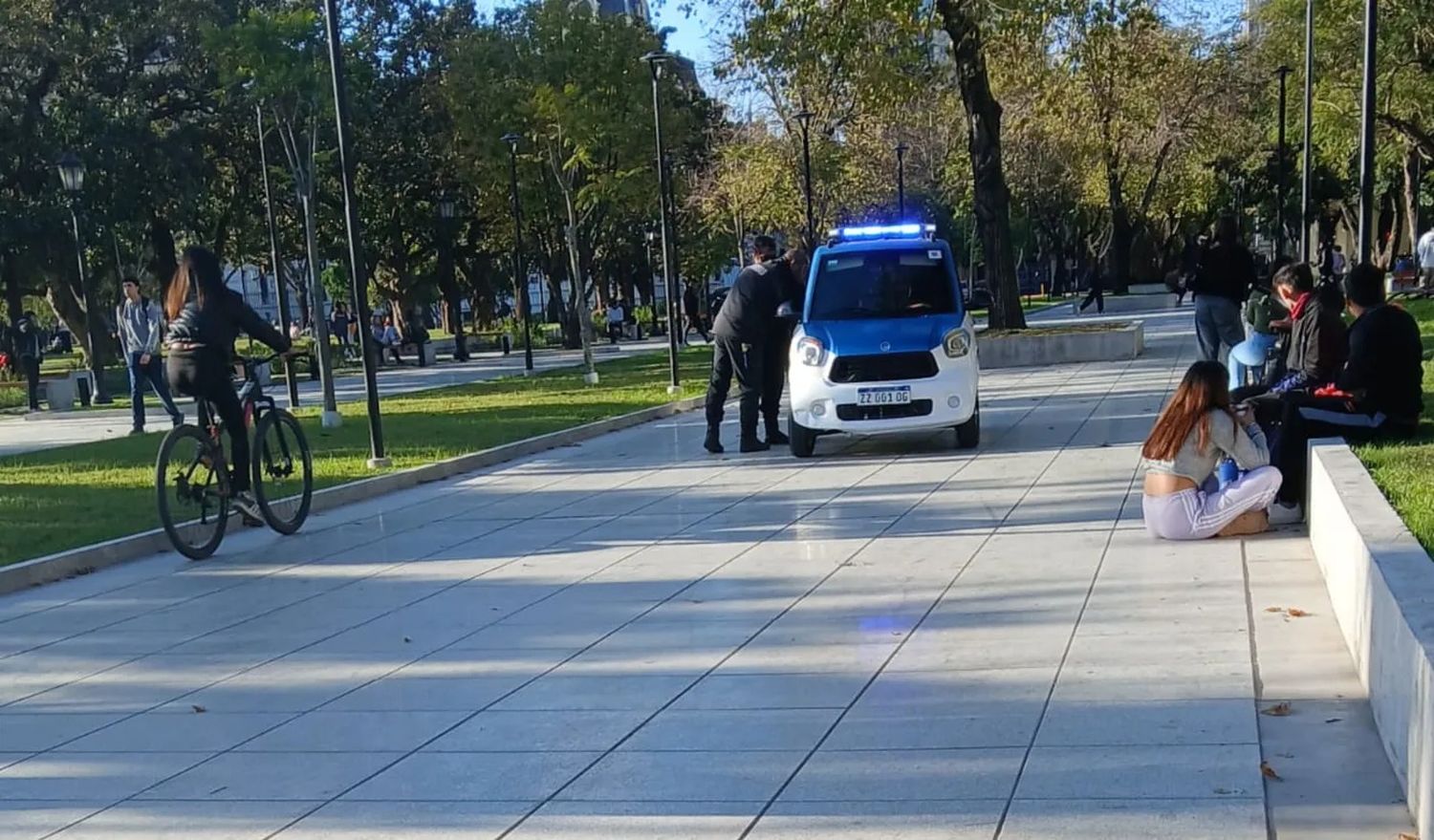 Los agentes esperando asistencia para poder abrir a Tito. FOTO: captura de pantalla.