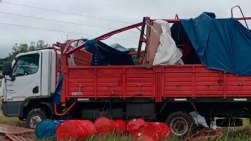 Un camión volcó en la Autovía 14: al conductor lo derivaron al hospital