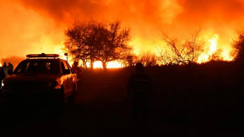 Córdoba: Por  incendios evacúan pobladores y cortan autopista