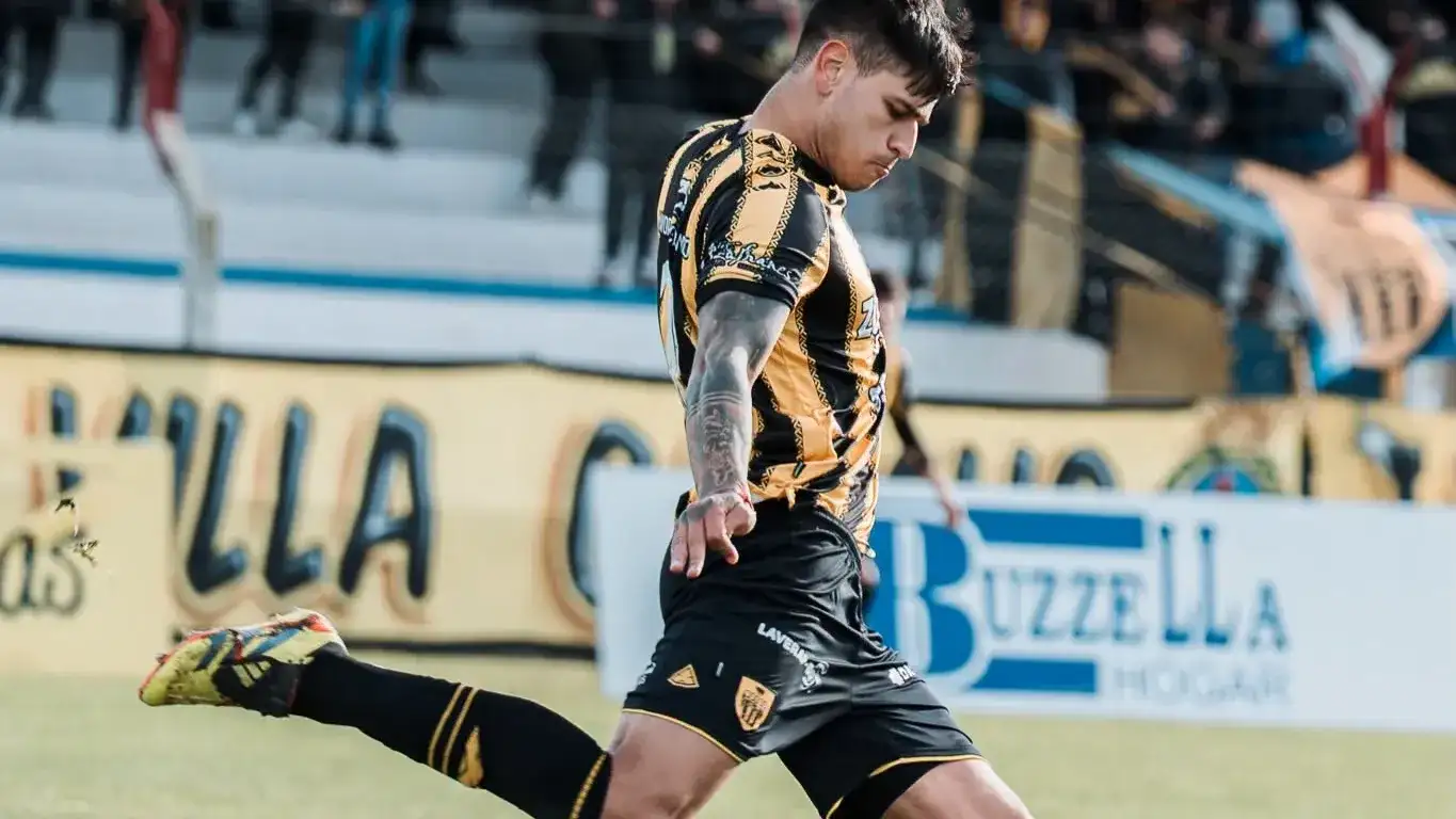 FOTO PRENSA SANTAMARINA Luciano Domínguez es uno de los zagueros de Santamarina.