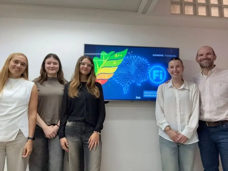 Con el equipo de trabajo. Joaquina Migueles Irigoyen junto al tutor del proyecto