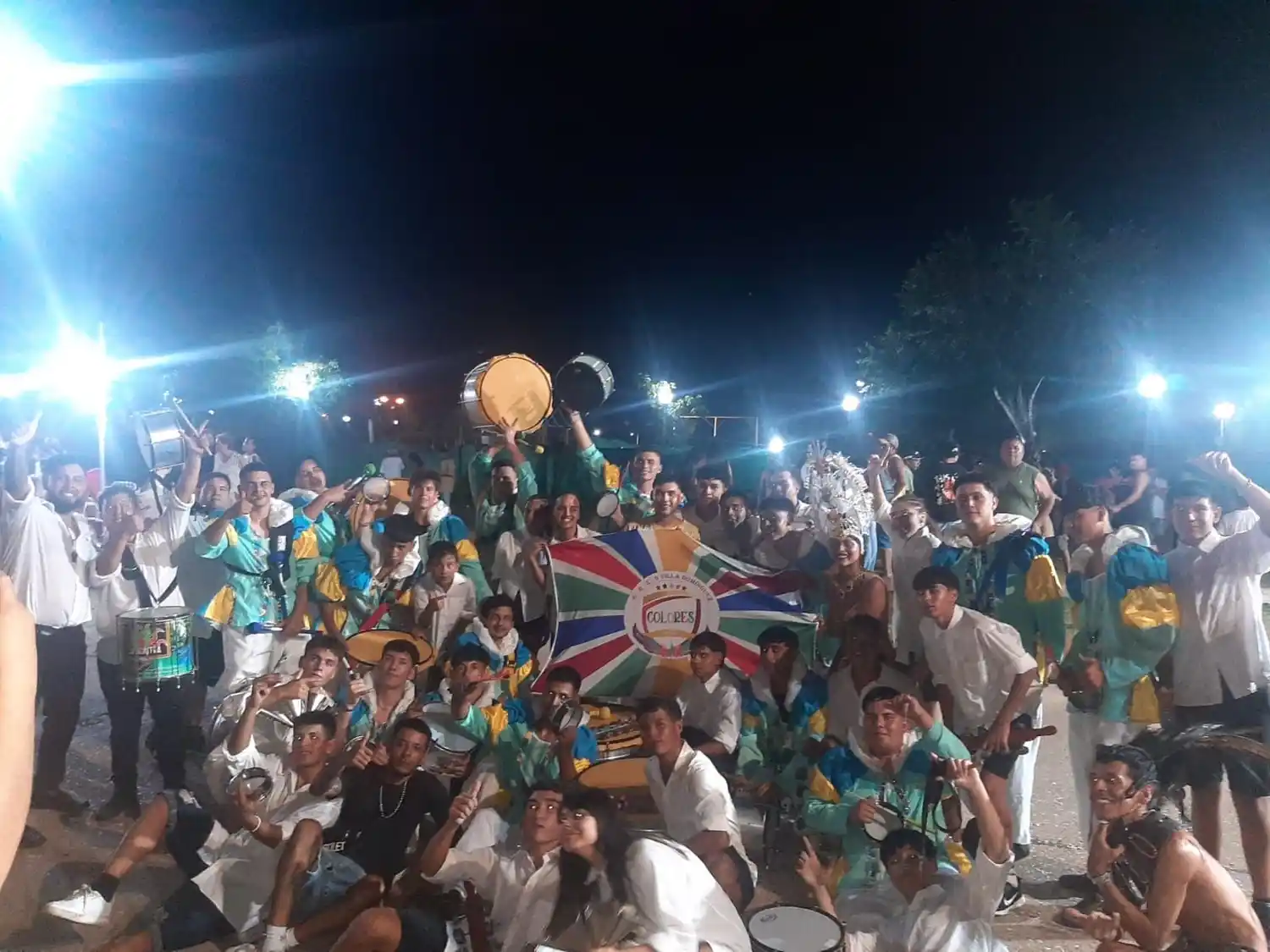 La agrupación Colores y la batería Urutaú.