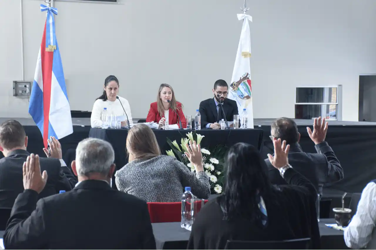 La suba del boleto pasó a comisión mientras vecinos protestaban afuera