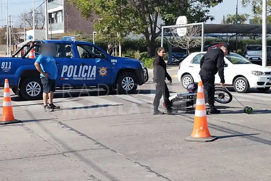 Tránsito cortado por un fuerte choque en Av. Luis Fanti: una mujer fue rápidamente trasladada al hospital