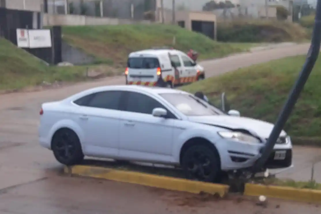 Perdió el control de su automóvil y chocó contra una columna de alumbrado público