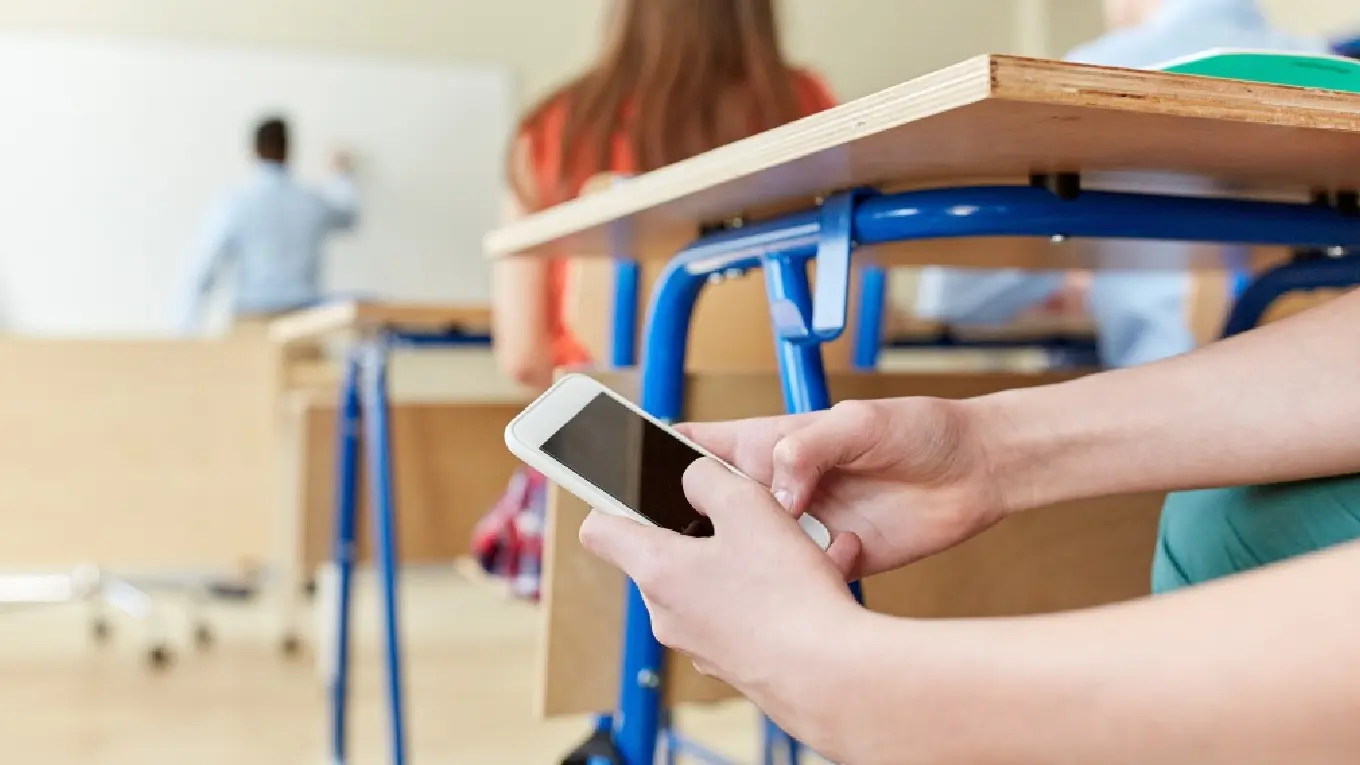 El celular puede ser una buena herramienta para la educación o también un problema para ella