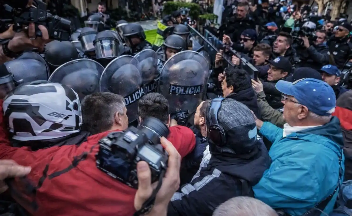 La situación escaló con empujones, forcejeos, agresiones verbales y algunos golpes entre manifestantes y el cordón de contención dispuesto por la policía.