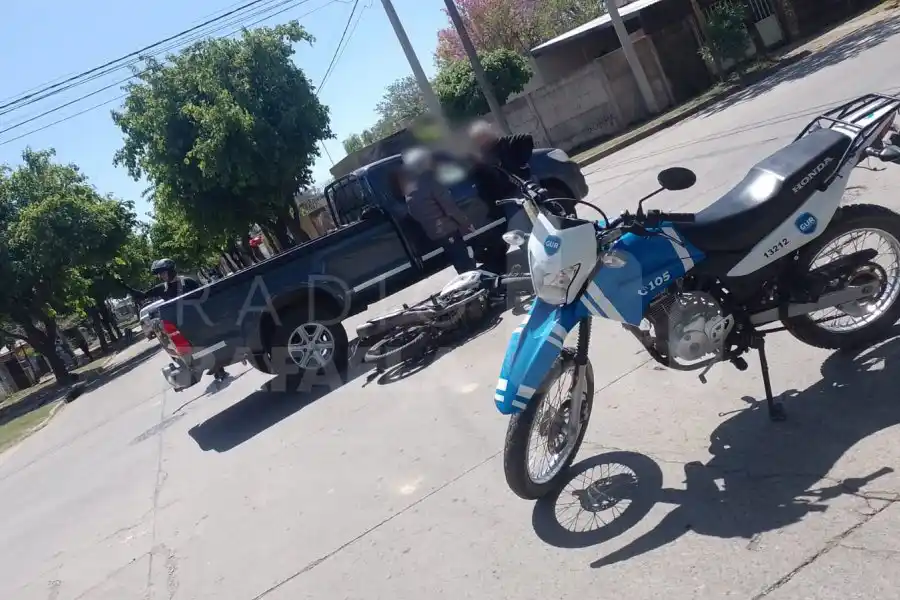 Un joven motociclista de 25 años terminó lesionado: chocó contra una camioneta