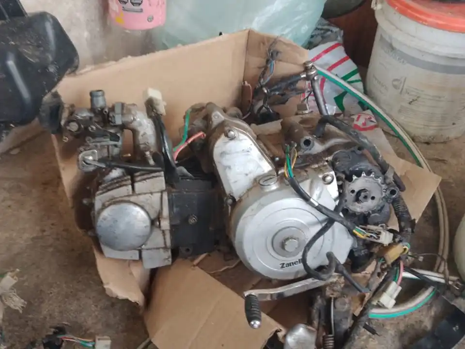 Encontró un motor de Zanella en el patio: sospechan de su vecino, allanado el día anterior