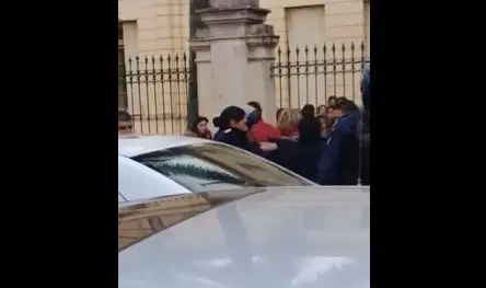 Video: Una mujer agredió a la directora de una escuela en Concordia