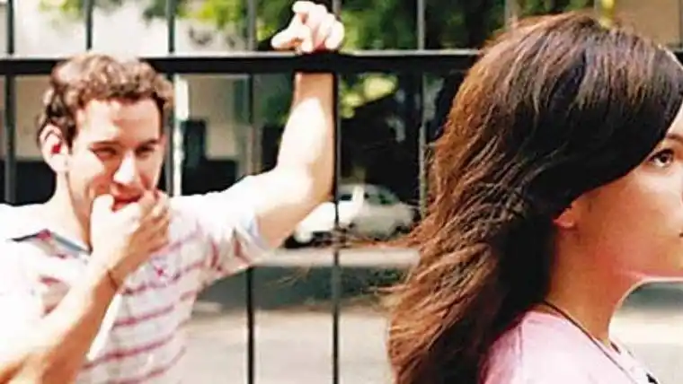 Cruzar de vereda, la solución al acoso callejero