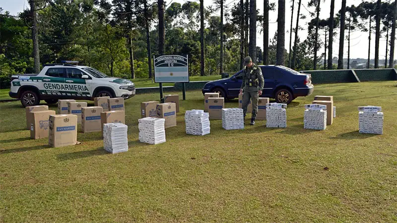Embistió control vial de Gendarmería cargado con 12.500 paquetes de cigarrillos