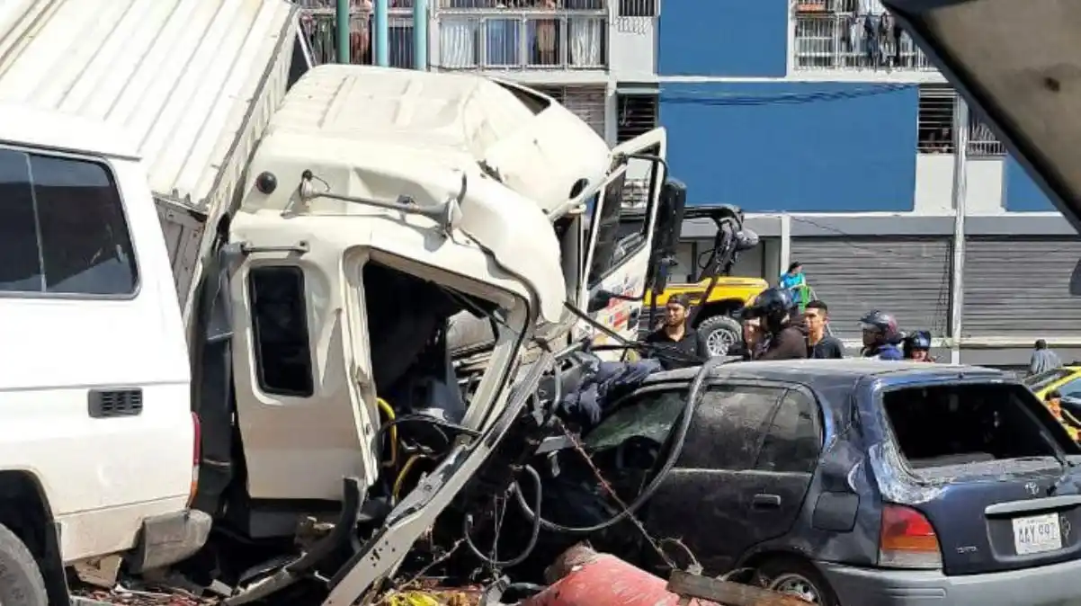 Al menos TRES MUERTOS dejó aparatoso accidente de tránsito en Caracas este 16Ene (VIDEO)