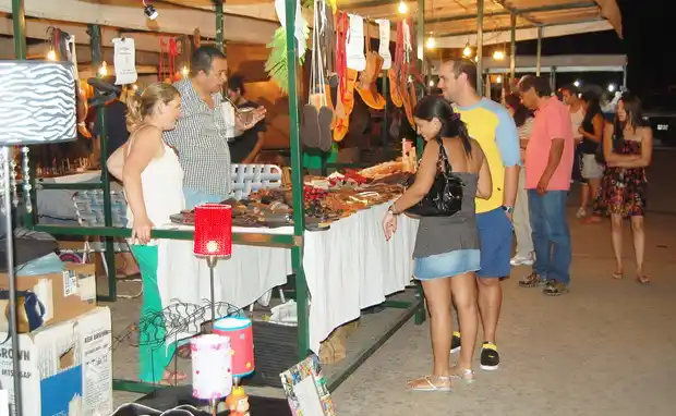 La feria de artesanos genera unos 300 puestos de trabajo en verano
