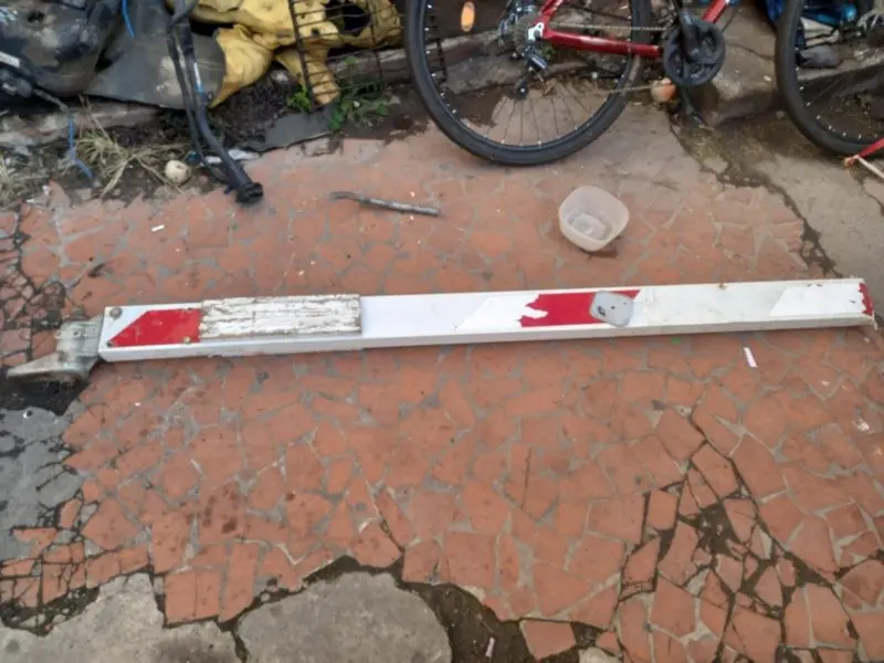 Detuvieron a un hombre que se robó una barrera de paso a nivel en La Cerámica.