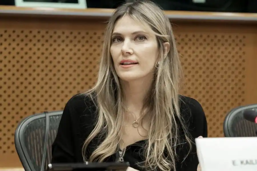 La Eurocámara destituyó a la vicepresidenta Eva Kaili, acusada de corrupción