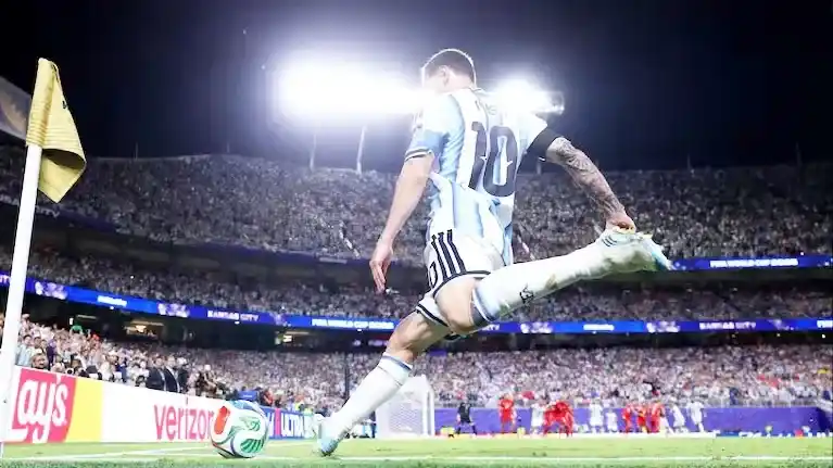 La Selección argentina se enfrenta con Inglaterra en busca de un lugar en la gran final del Mundial 2026