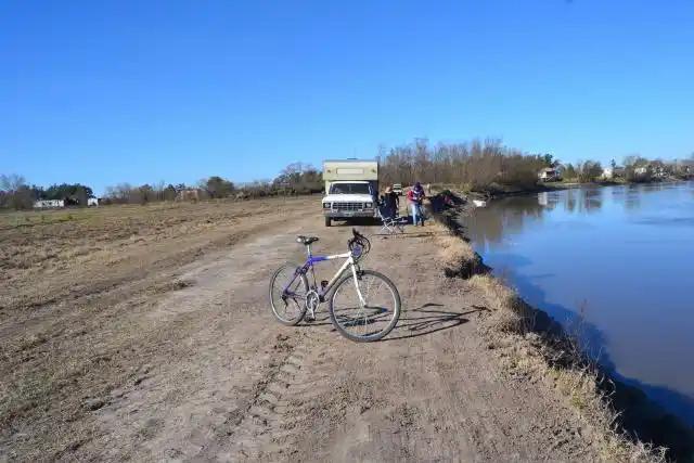 Se avanza sobre una cancha de pesca