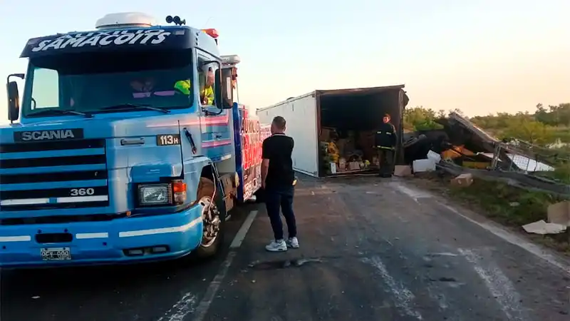 Un camión volcó en un puente sobre la Autovía 12: De milagro no cayó al arroyo