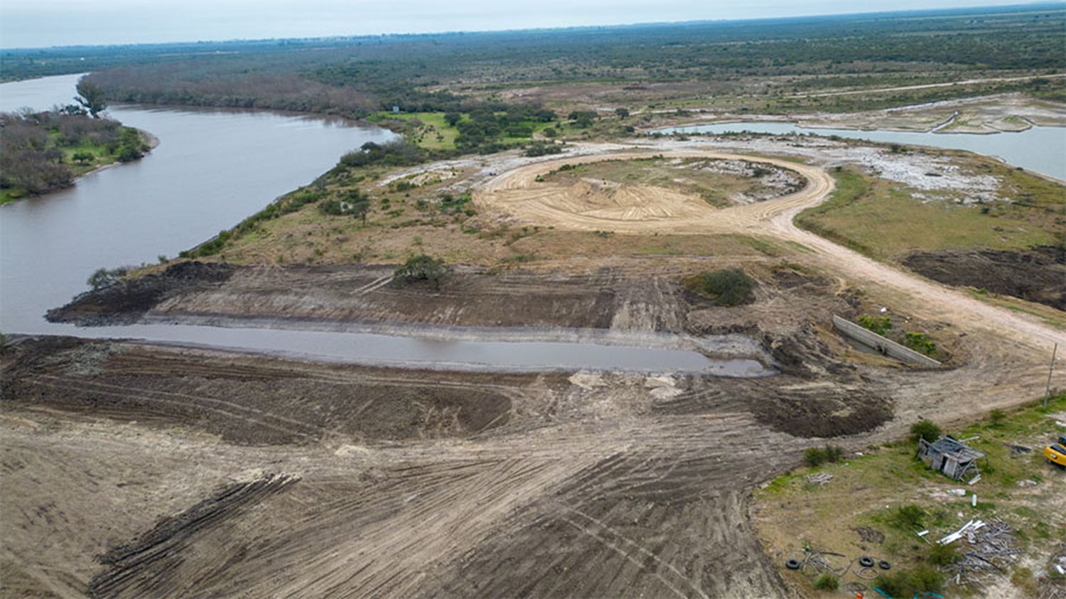 Reclaman por todos lados y en todas las instancias que el barrio fluvial Amarras cumpla con las sentencias Judiciales, restaure el desvío del cauce del río Gualeguaychú y que recomponga la destrucción del ambiente que generó al construir el desarrollo inmobiliario.