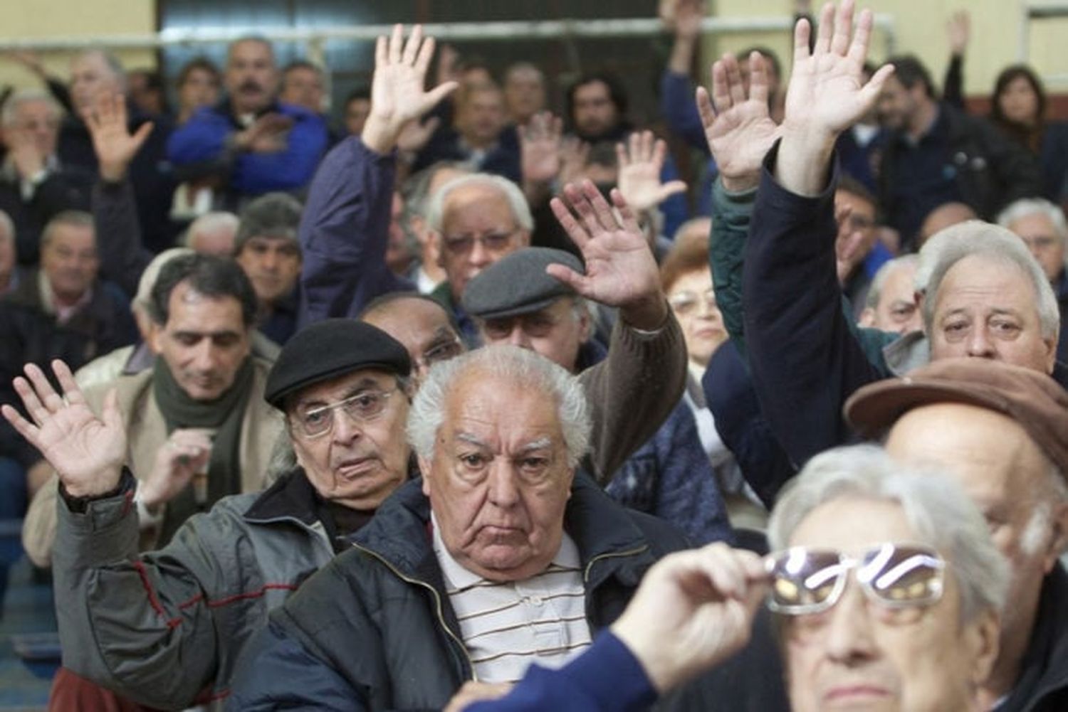 Gobierno tapa el ajuste a jubilados con el aborto