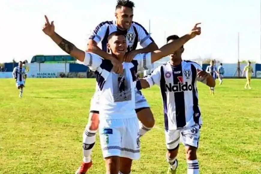 Es futbolista, tiene 24 años, y está internado en grave estado, víctima de una feroz pelea entre bandas