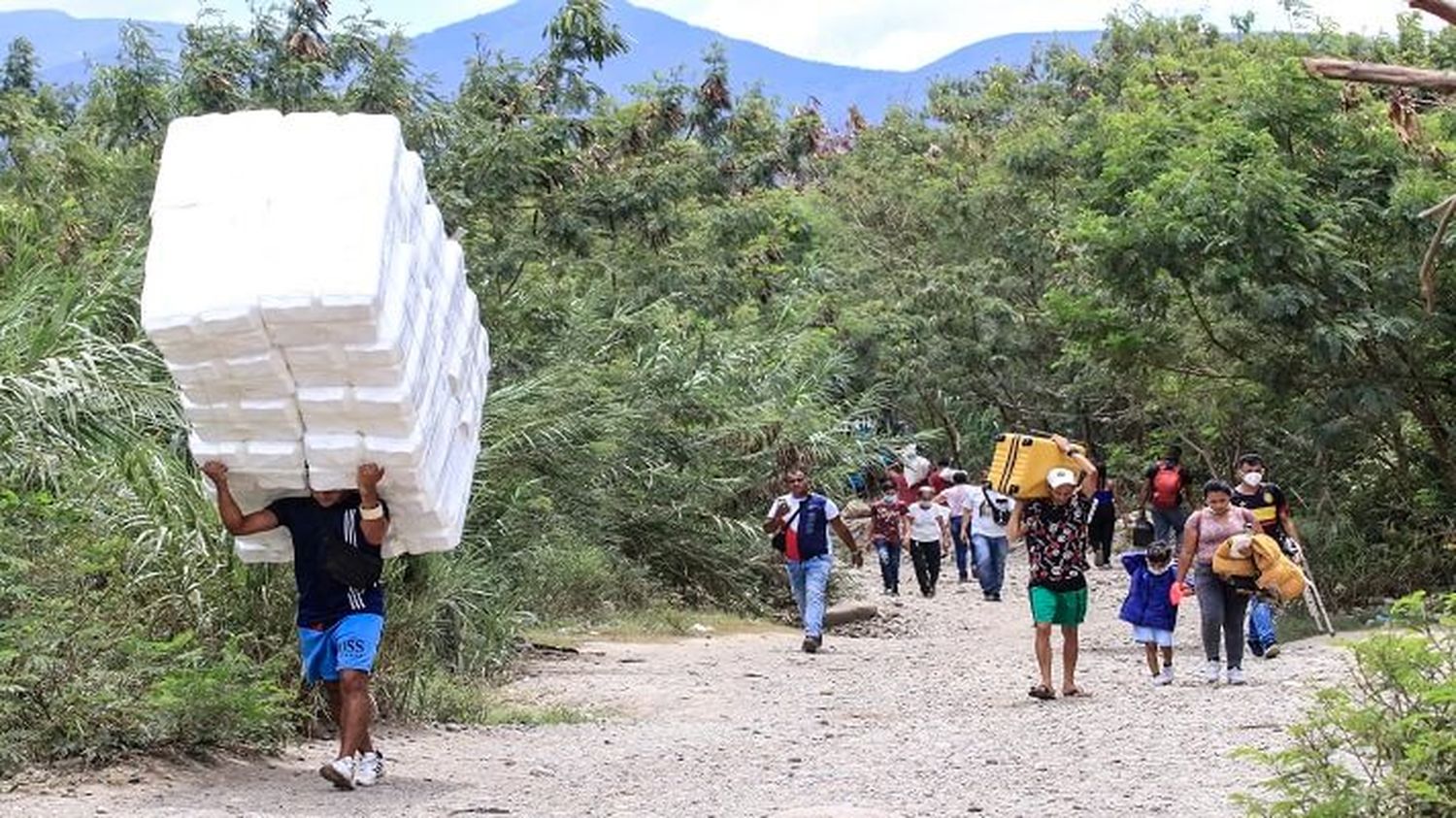 ¡TODAVÍA NOS EXPLOTAN! Las trochas siguen abiertas mientras en la frontera reina la incertidumbre