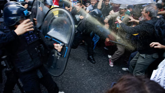 La habitual marcha de los jubilados frente al Congreso registró nuevos incidentes