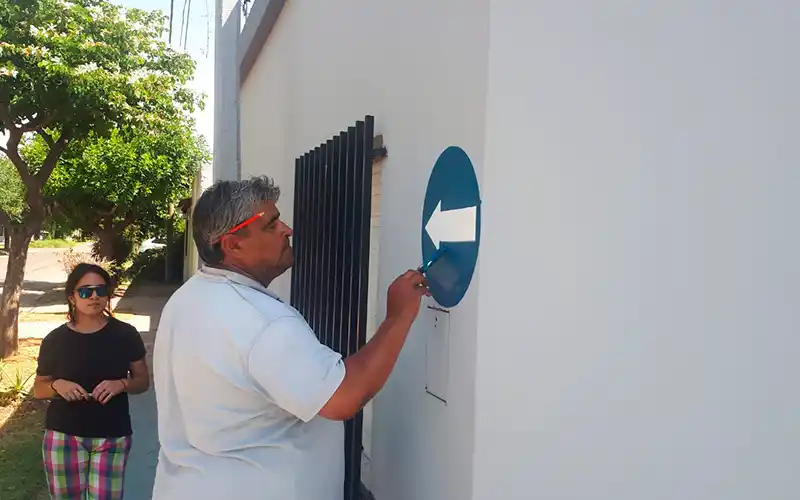 Comenzaron a señalizar la dirección de las calles con círculos azules en las fachadas